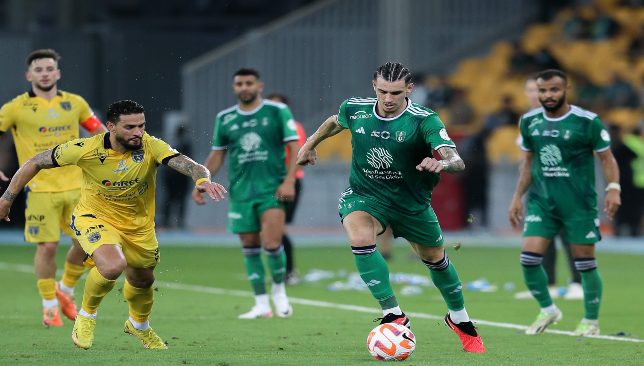 التعاون يصطدم الأهلي بشأن التعاقد مع مدافعه