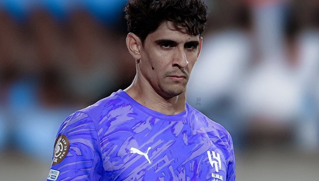ياسين بونو يرفض طلب الهلال ويحدد شروطه للتجديد